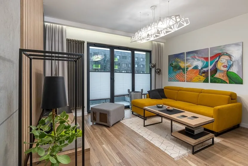 Rewelacyjne pomysły na dekorację ściany nad kanapą w salonie – zaskakujące aranżacje