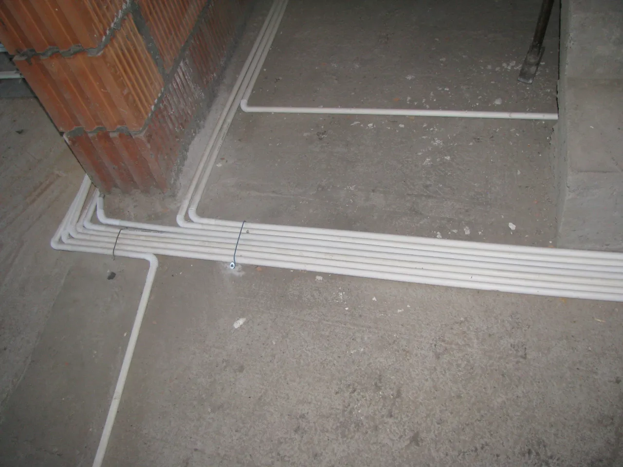 Przewody w posadzce bez peszla: Ryzyko i zalety, co musisz wiedzieć