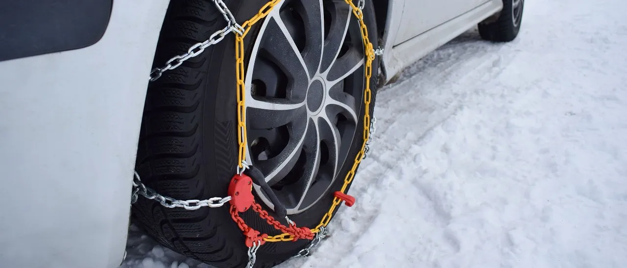 Czy można jeździć z łańcuchami po asfalcie? Sprawdź ryzyko i konsekwencje
