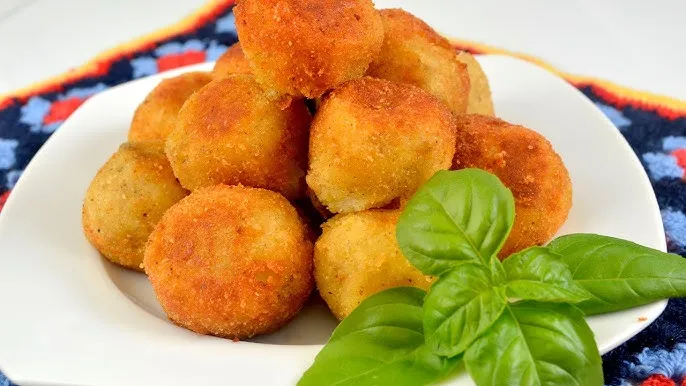 Co zrobić ze starych ziemniaków? Pyszne przepisy, które uratują jedzenie