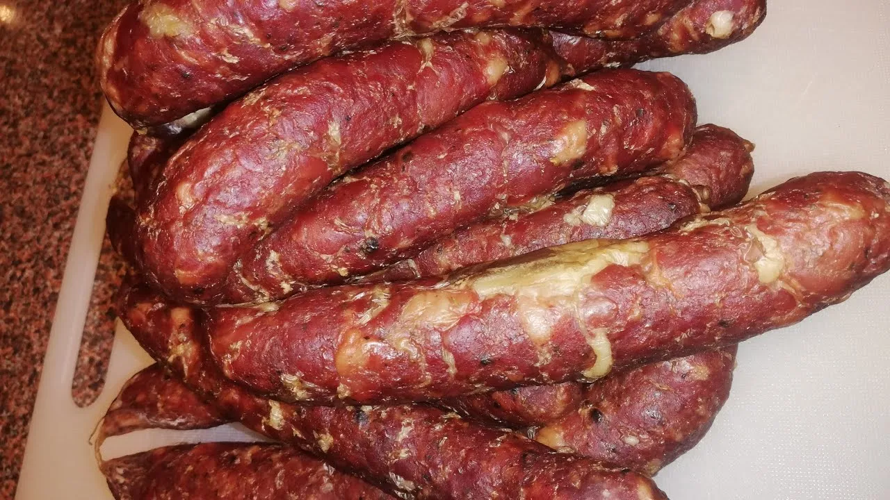 Ile wołowiny do kiełbasy? Odkryj idealne proporcje dla smaku