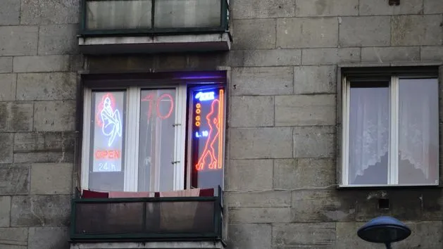 Jak skutecznie pozbyć się agencji towarzyskiej w bloku?