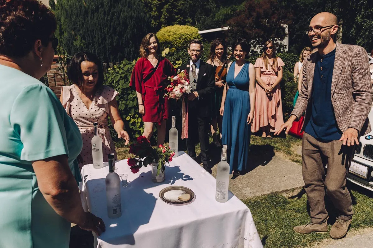 Kto jedzie pierwszy do ślubu? Tradycje i znaczenie w polskich weselach