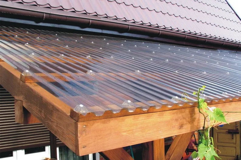 Jaką grubość poliwęglanu komorowego wybrać na zadaszenie tarasu?