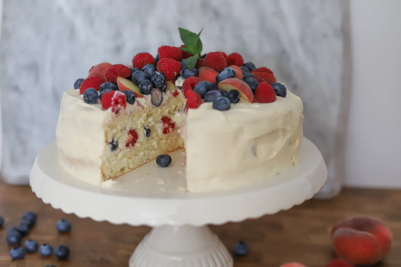 Prosty tort urodzinowy: przepis, który zawsze wychodzi!
