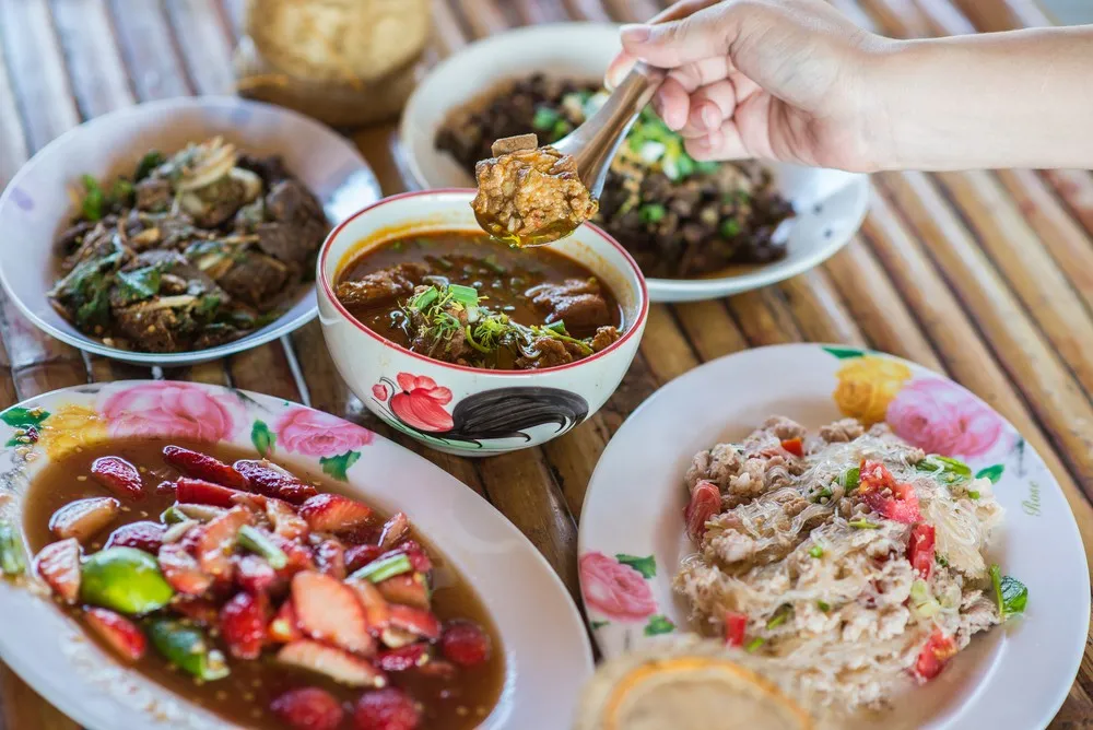 W jakim kraju beka się po jedzeniu? Odkryj zaskakujące zwyczaje!