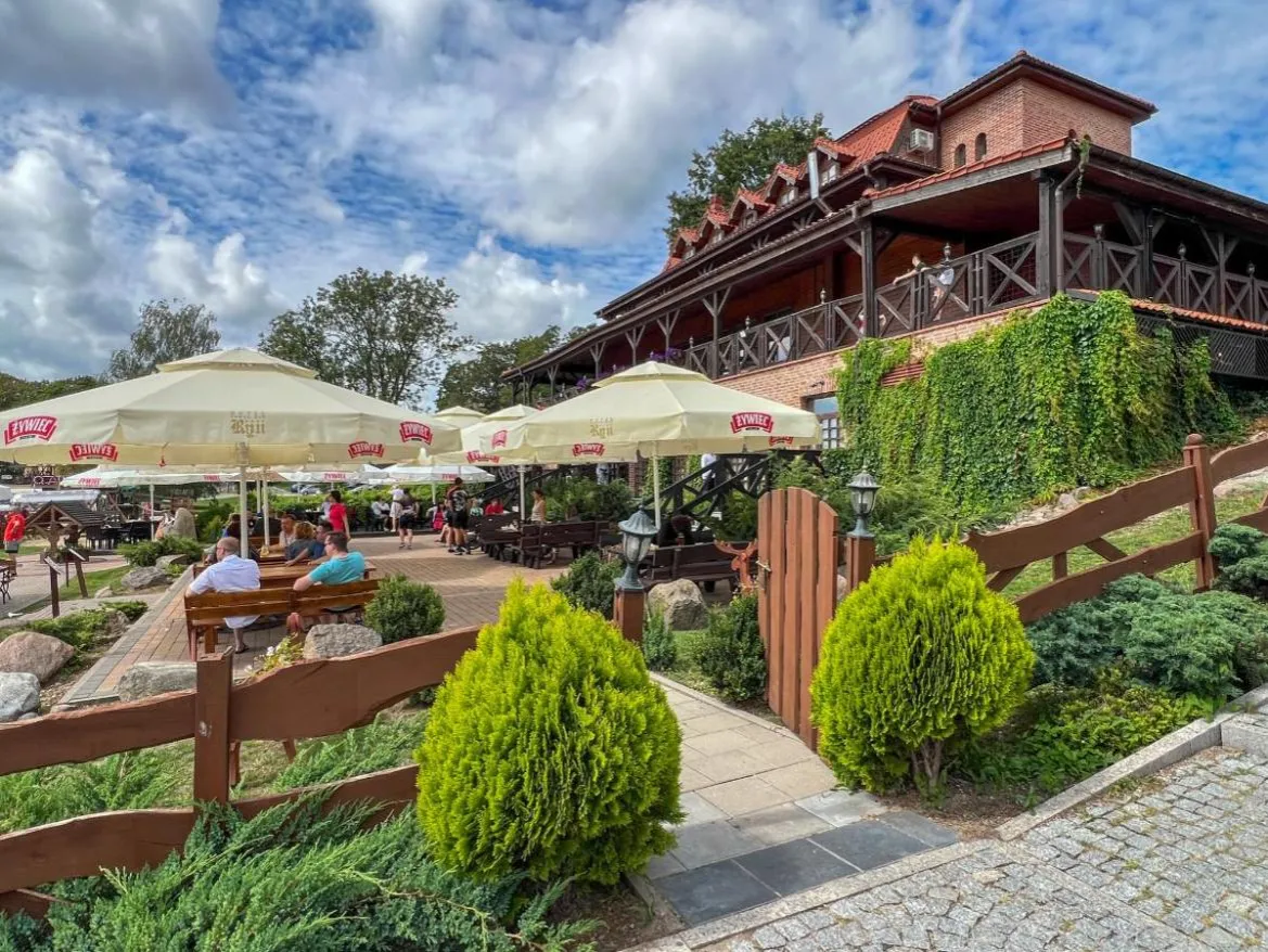 Gdzie zjeść w Węgorzewie? Najlepsze restauracje i smaki na Mazurach