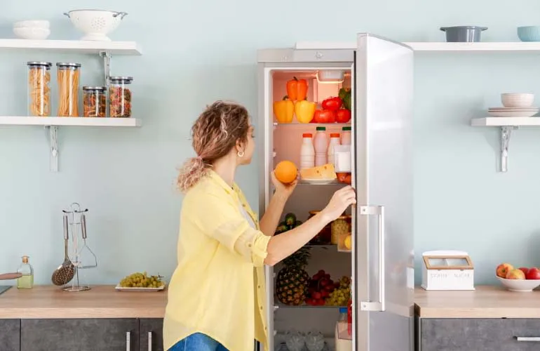 Lodówka: Ile prądu zużywa i jak obniżyć rachunki? Ekspert radzi