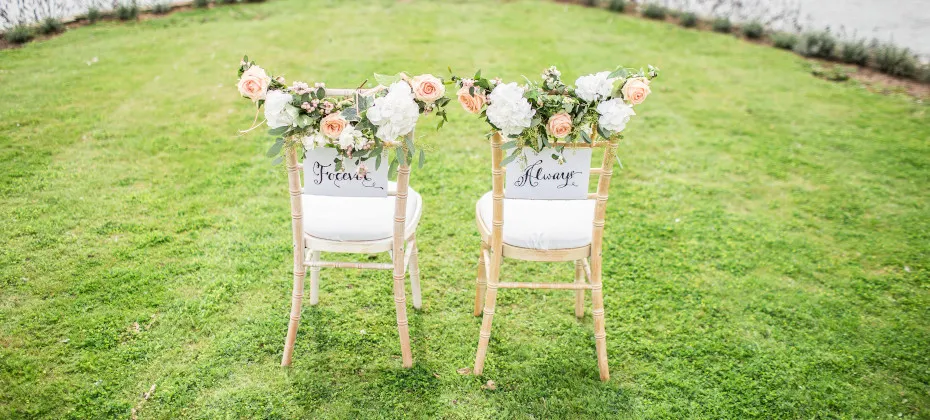 Dekoracja krzeseł weselnych: Inspiracje i porady DIY