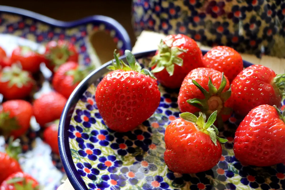 Jak podać owoce na stół, aby zachwycić gości i zachować świeżość
