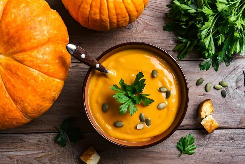 Jak doprawić zupę dyniową, aby uniknąć mdłego smaku?