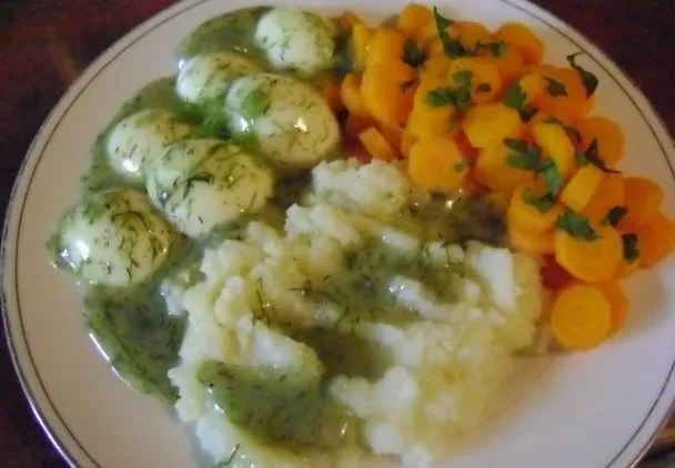 Jaką surówkę do jajek w sosie koperkowym wybrać, by zaskoczyć?