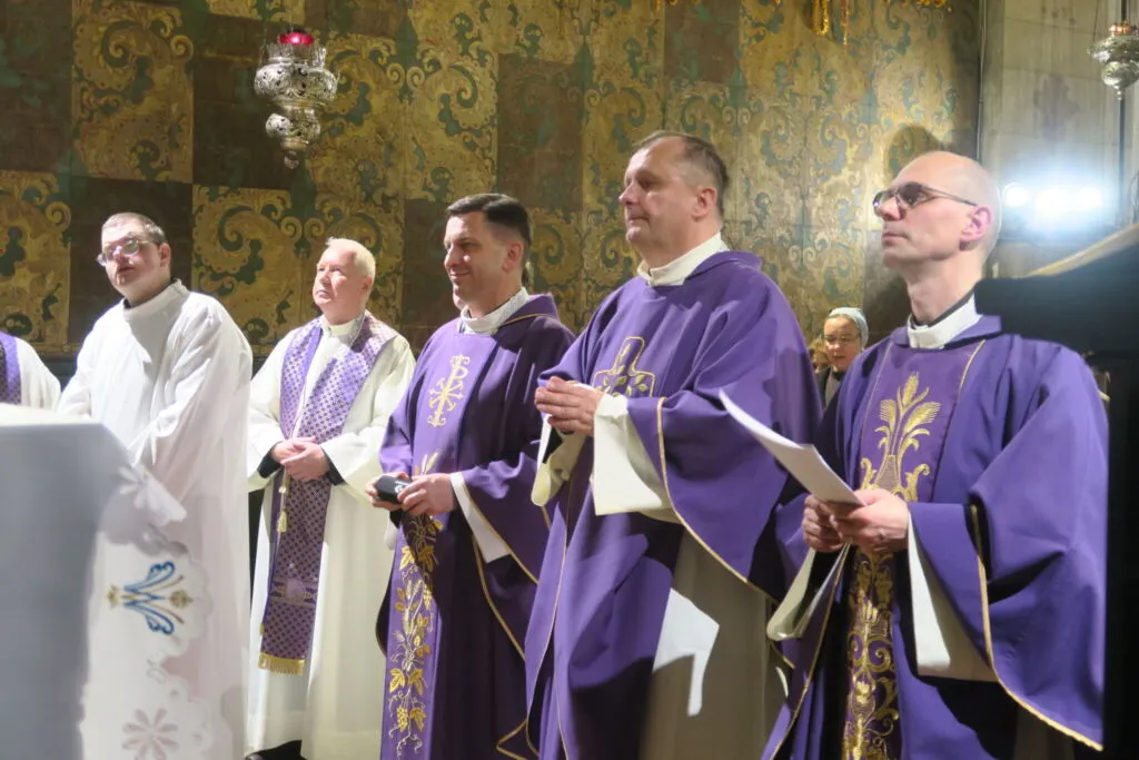 Czuwanie w kościele: co to jest i dlaczego jest tak ważne?