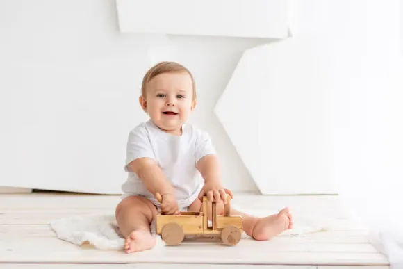 Czy dziecko najpierw siedzi czy raczkuje? Odkryj ważne etapy rozwoju