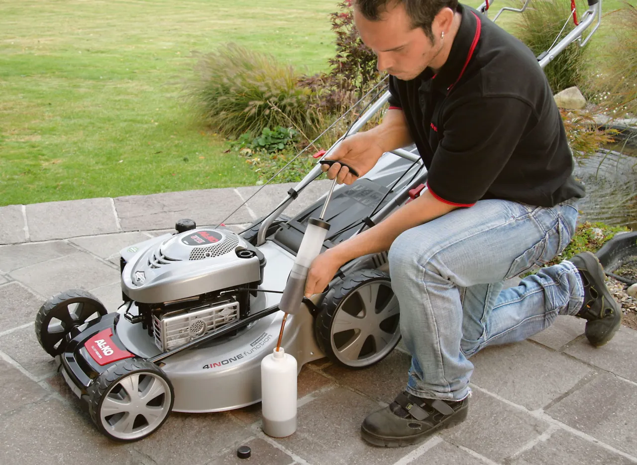 Czy można wlać olej samochodowy do kosiarki? Uważaj na ryzyko!