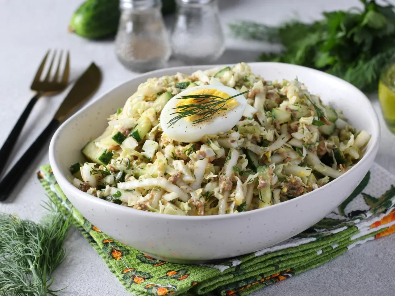 Sałatka z tuńczykiem: Zdrowy posiłek w 5 minut dla zabieganych