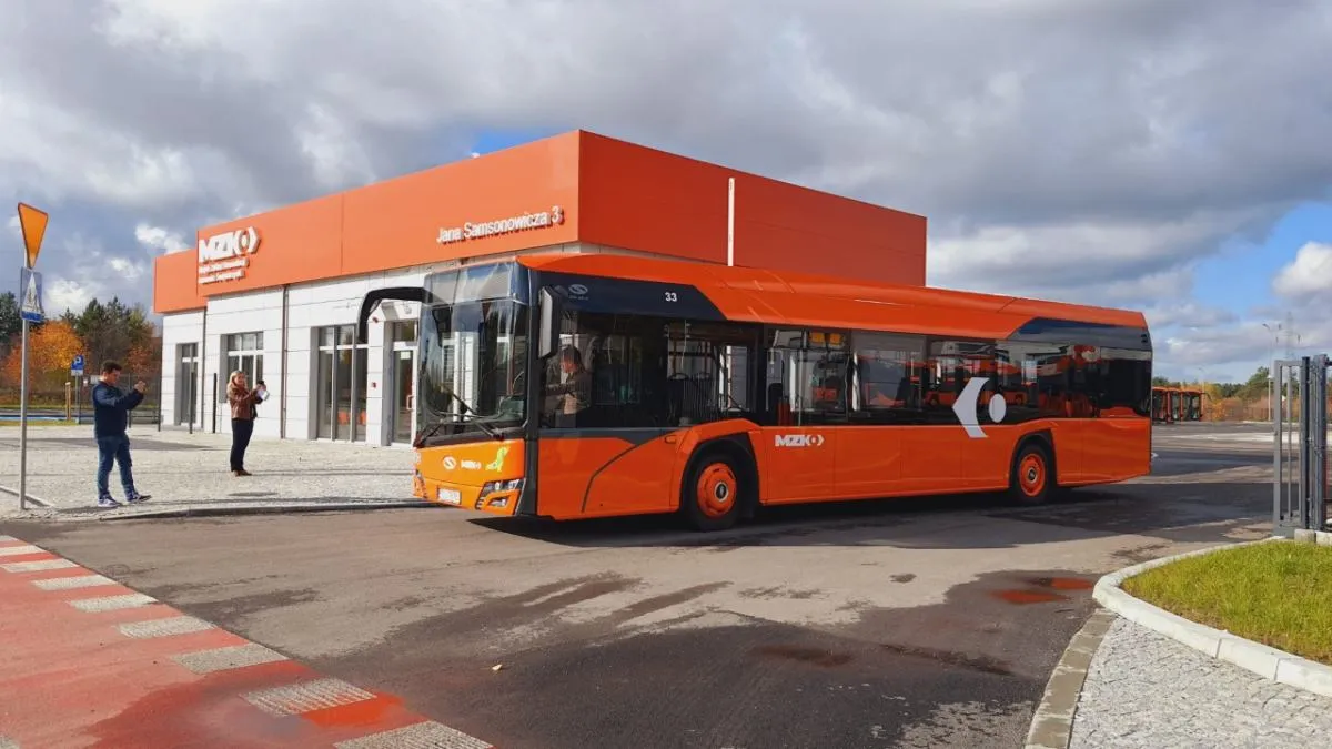 Jak dojadę Ostrowiec Świętokrzyski? Najlepsze opcje transportu i rozkłady