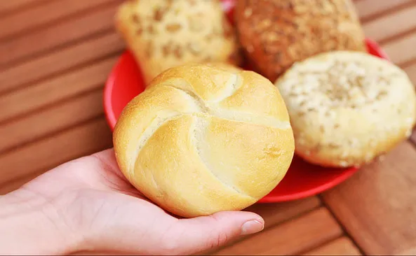 Kaloryczność bułki: Ile ma duża? Rodzaje i ukryte kalorie.