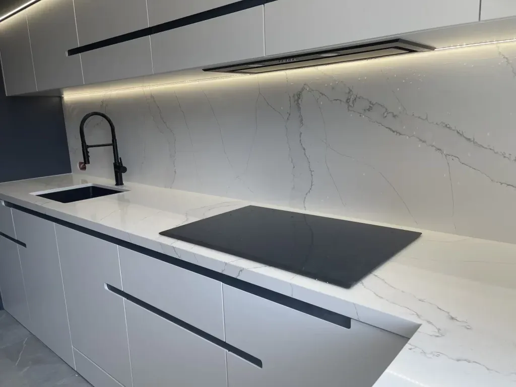 Blat kuchenny konglomerat kwarcowy – trwałość i elegancja w kuchni