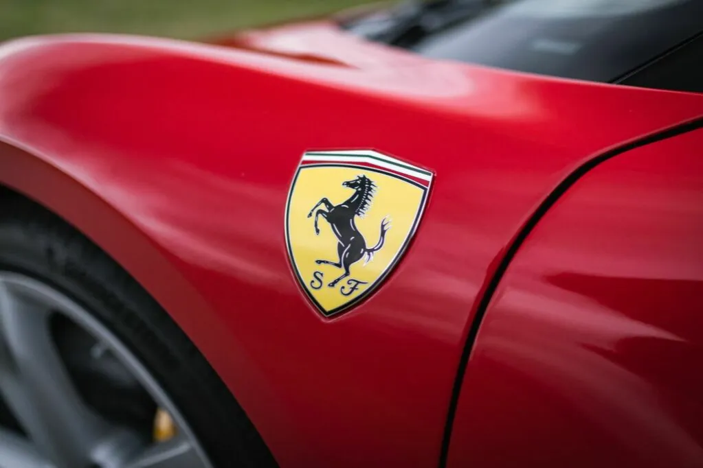Jak się pisze Ferrari? Poznaj zasady pisowni i kapitalizacji