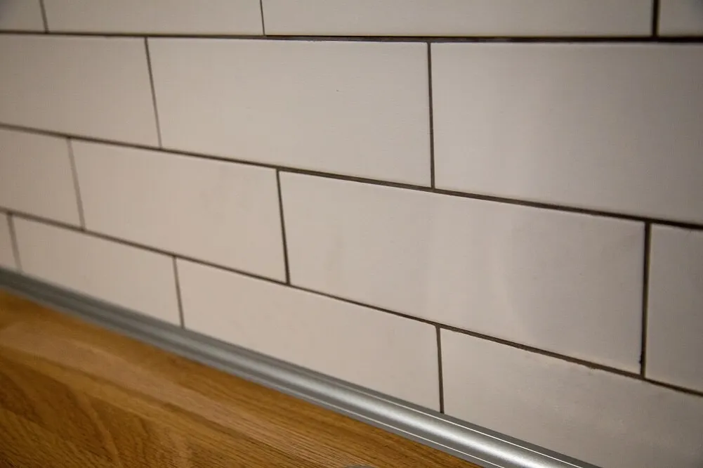 Jakie płytki na ścianę w kuchni wybrać, by uniknąć błędów?