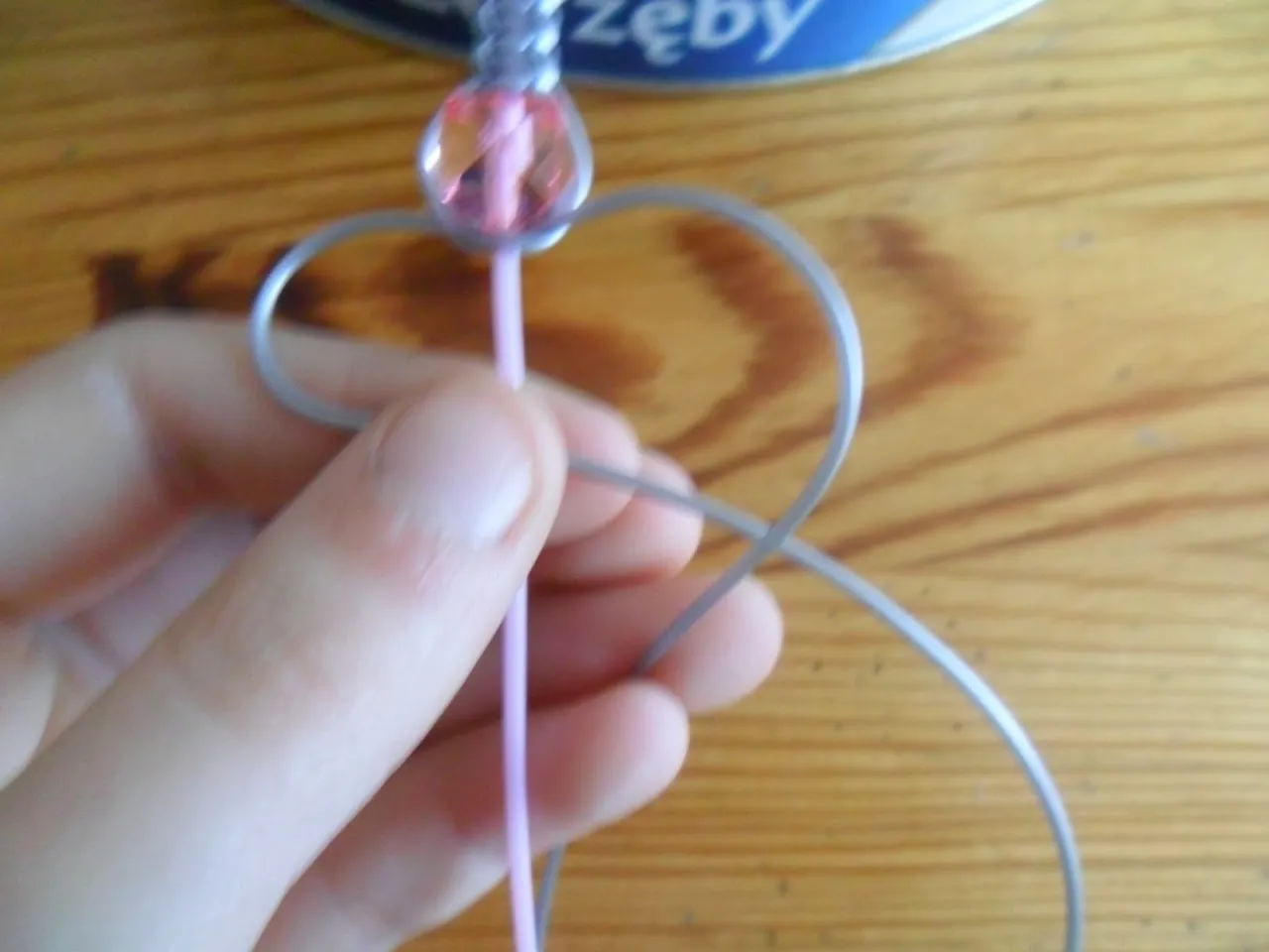 Jak zrobić bransoletkę z żyłek - proste kroki i ciekawe pomysły