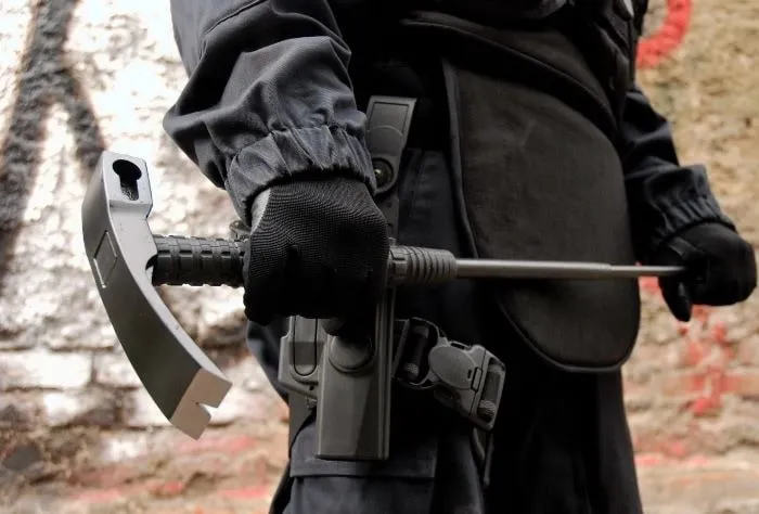 Pałka teleskopowa: Legalna? Kiedy tak, a kiedy NIE w Polsce