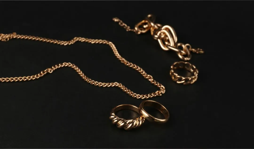 Czy biżuteria z mosiądzu czernieje? Oto przyczyny i sposoby na to