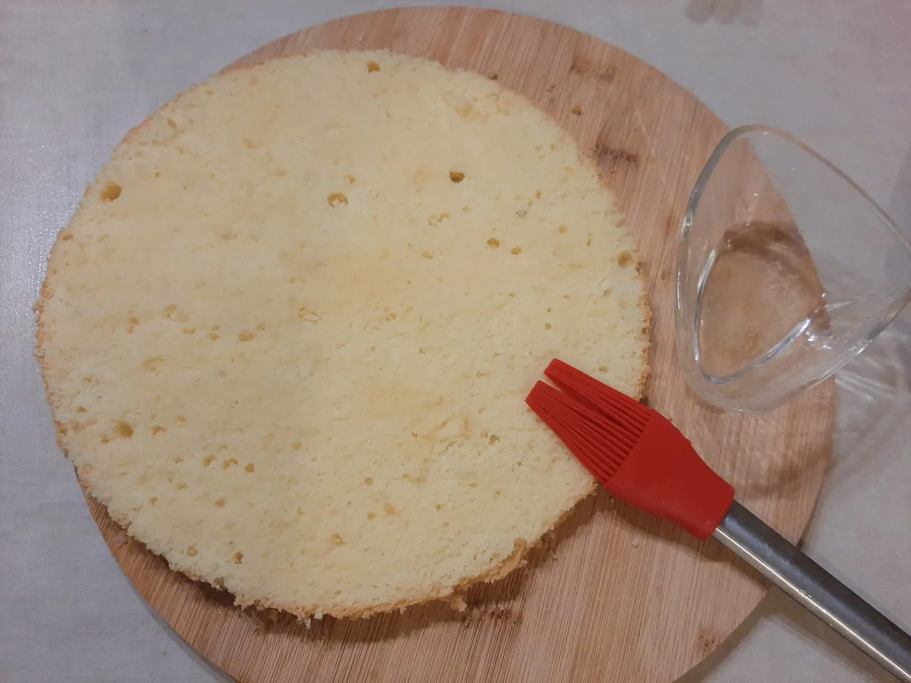 Poncze do tortu: Przepisy i sekrety idealnego nasączania