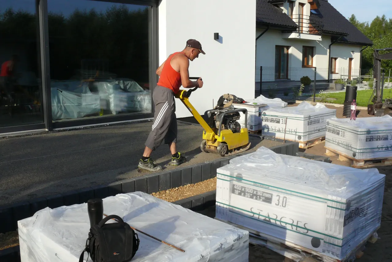 Jak prawidłowo ułożyć kostkę brukową na podjeździe i uniknąć błędów