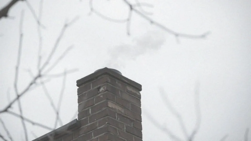 Jak usunąć zapach sadzy z komina i poprawić jakość powietrza Jak usunąć zapach sadzy z komina i poprawić jakość powietrza