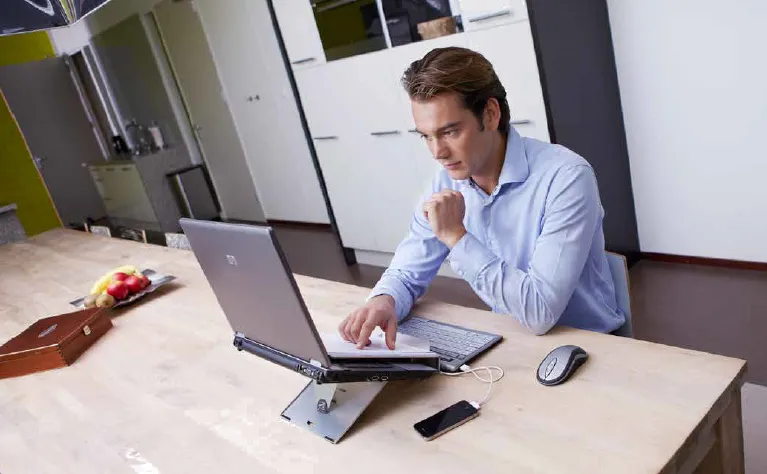 Jak jasność monitora wpływa na komfort pracy i zdrowie oczu