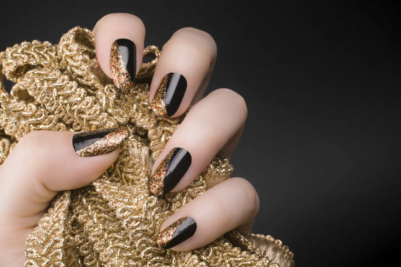 Czarna sukienka i złoto: Idealny manicure inspiracje i porady