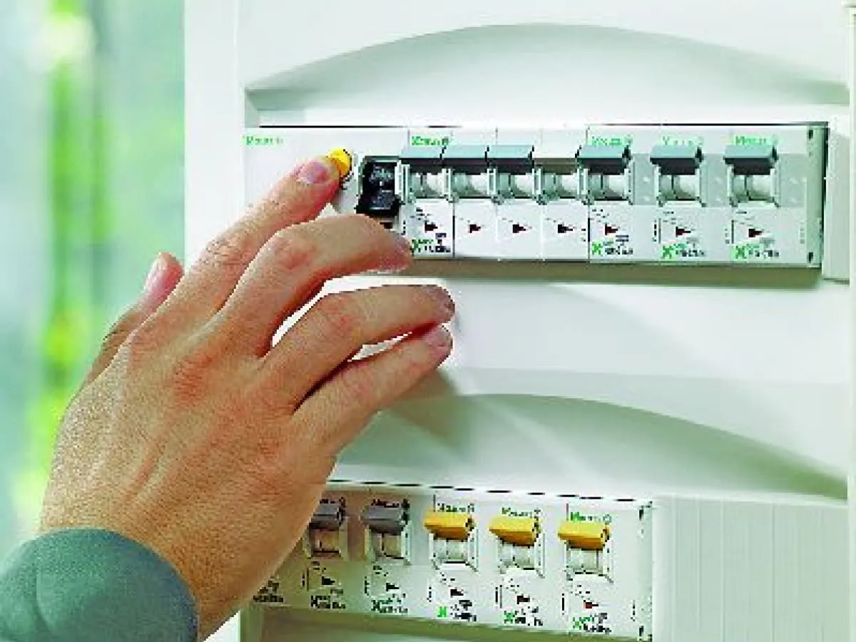 Jak podłączyć skrzynkę elektryczną bez błędów i zagrożeń dla bezpieczeństwa