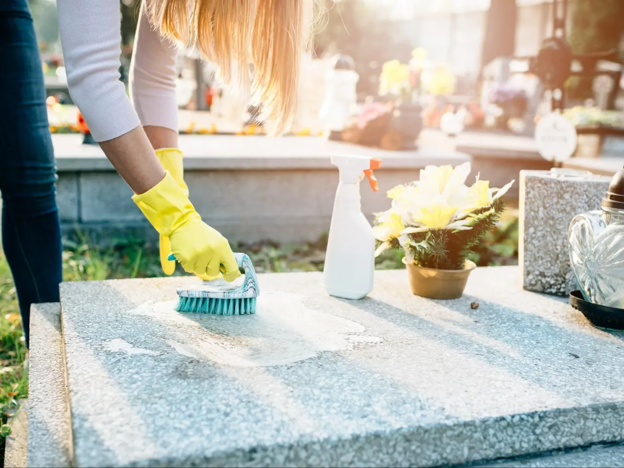 Czym czyścić pomnik, aby nie uszkodzić jego powierzchni?