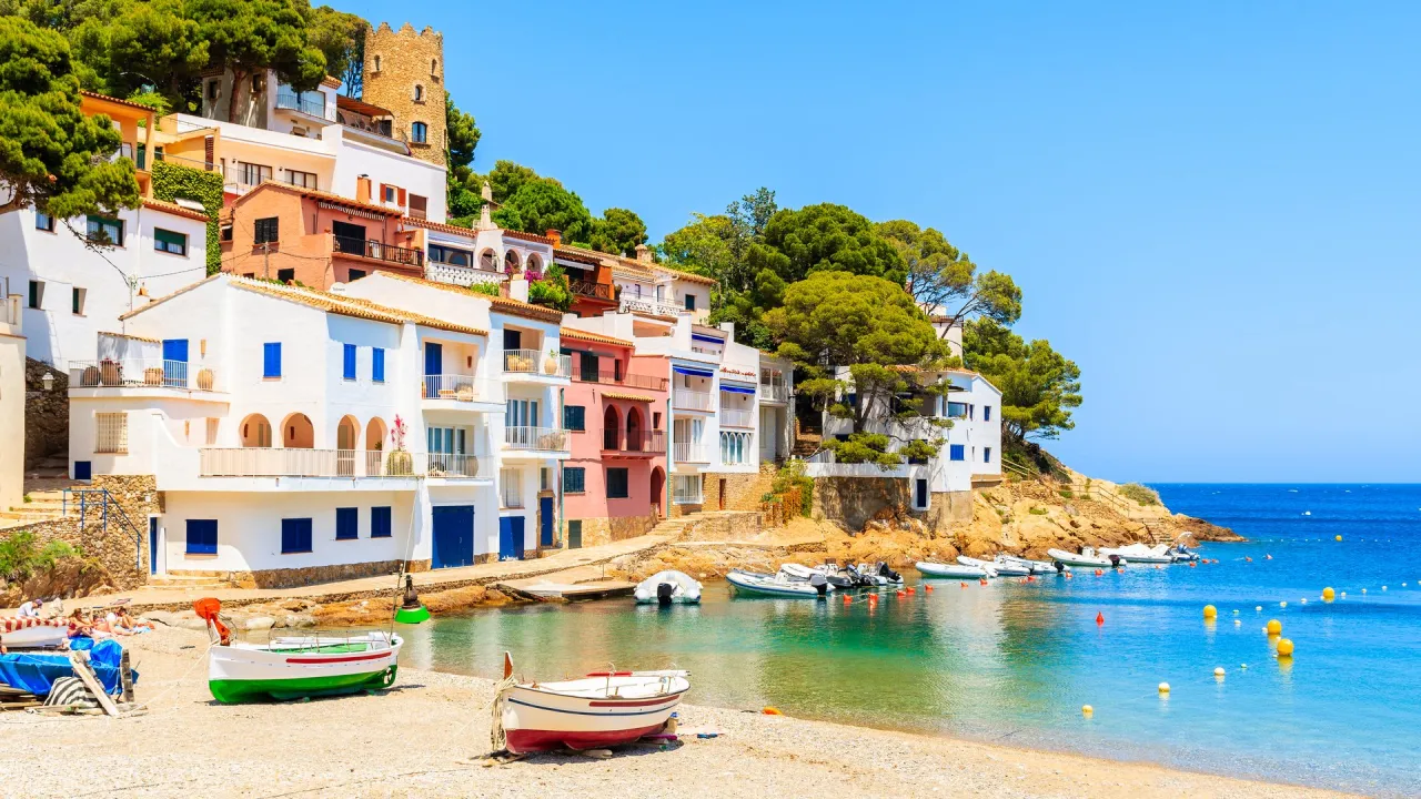 Ile trwa lot na Costa Brava? Czas lotu z Polski, który zaskakuje