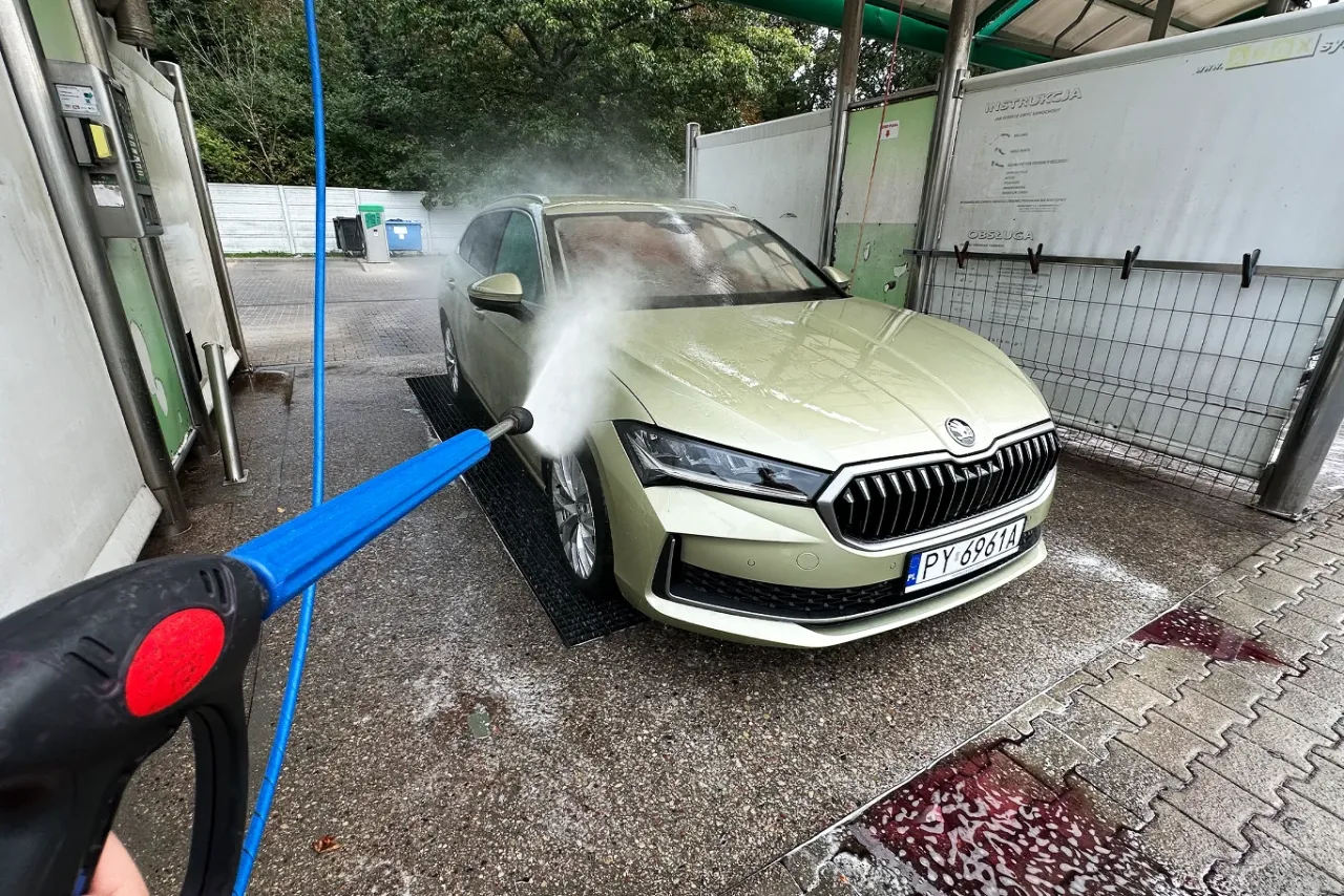 Jak bezpiecznie usunąć żywicę z lakieru samochodu? [Poradnik]