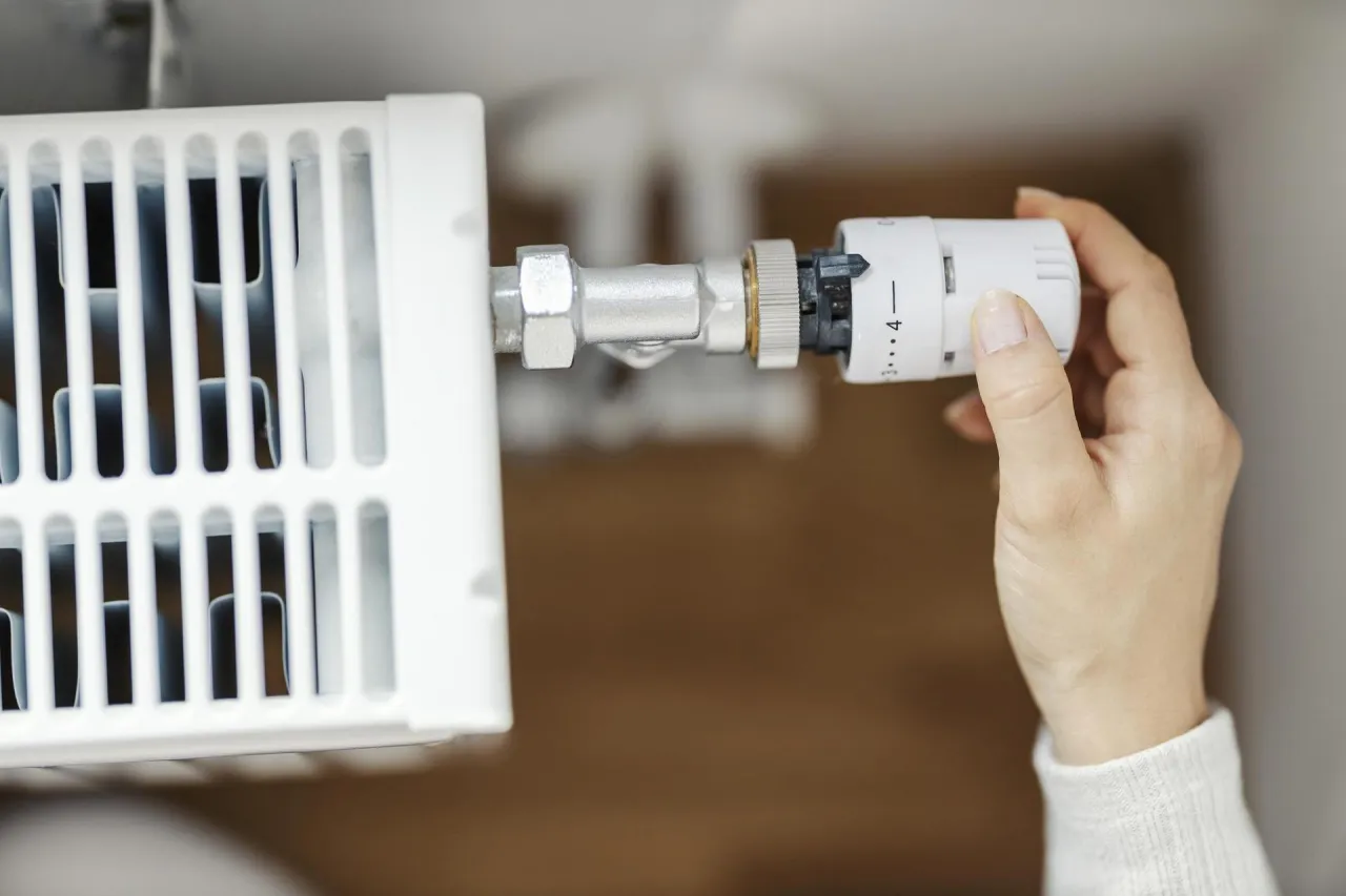 Jak ustawić grzejnik w bloku, by uniknąć zimna i oszczędzić na ogrzewaniu