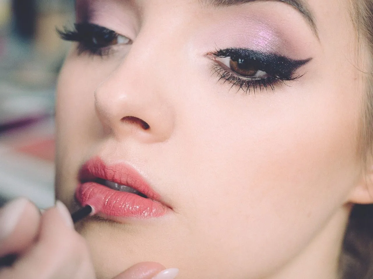 Idealny makijaż do srebrnej sukienki, który podkreśli Twój styl