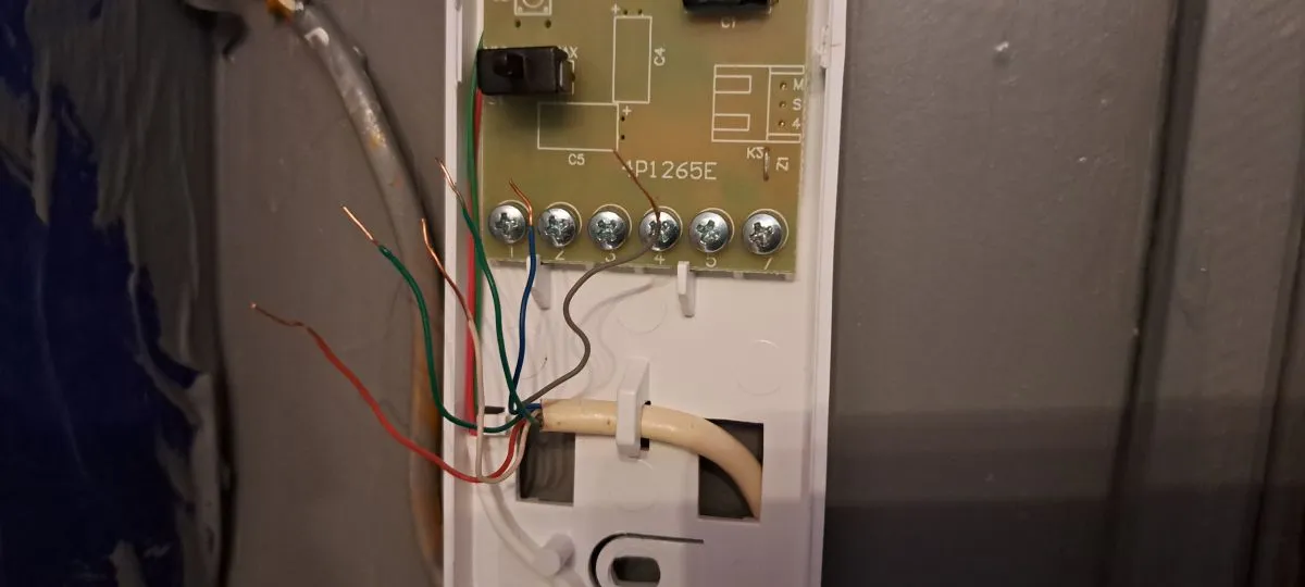 Jaki kabel do domofonu z kamerą? Wybierz najlepsze rozwiązanie dla siebie