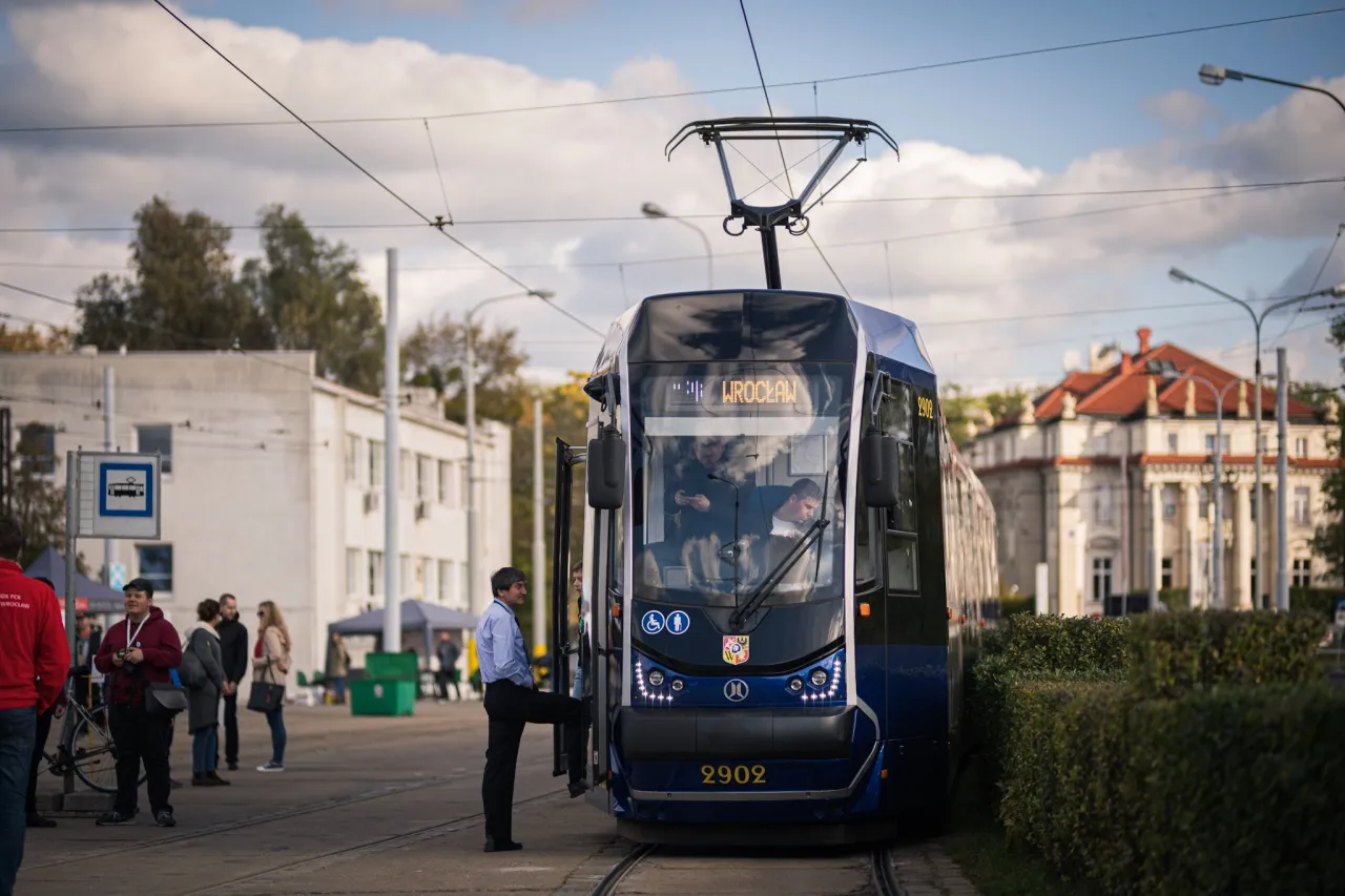 Czy we Wrocławiu uczniowie jeżdżą za darmo? Sprawdź, kto może skorzystać