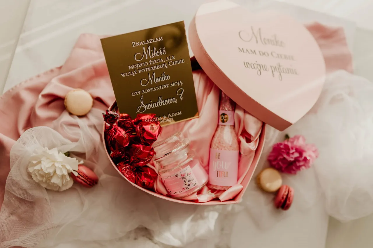 Prezent z zapytaniem o świadkowanie: 5 kreatywnych pomysłów