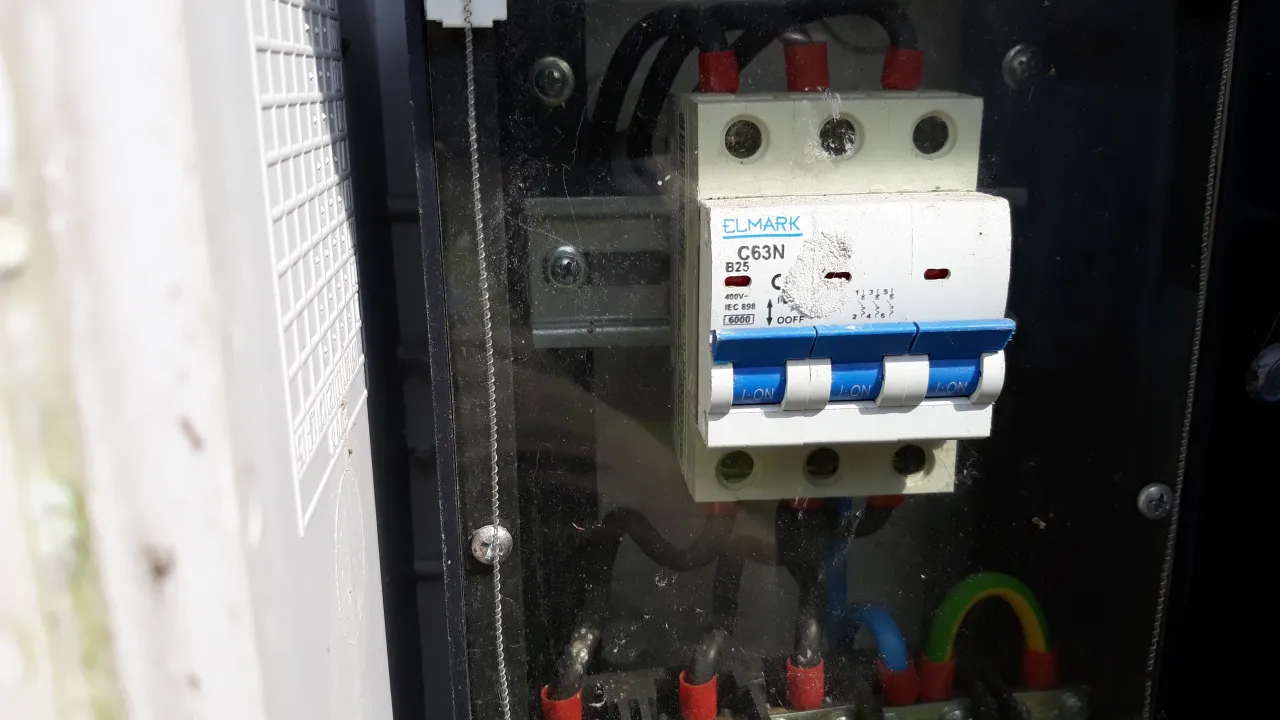 Jaki bezpiecznik wybrać do gniazda siłowego 32A, aby zapewnić bezpieczeństwo?