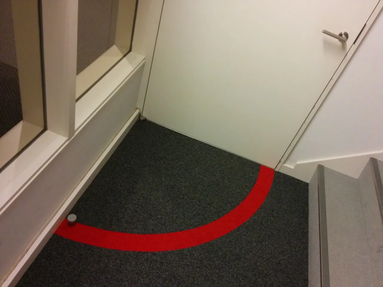 Gdzie zamontować odbojnik do drzwi, aby uniknąć uszkodzeń?