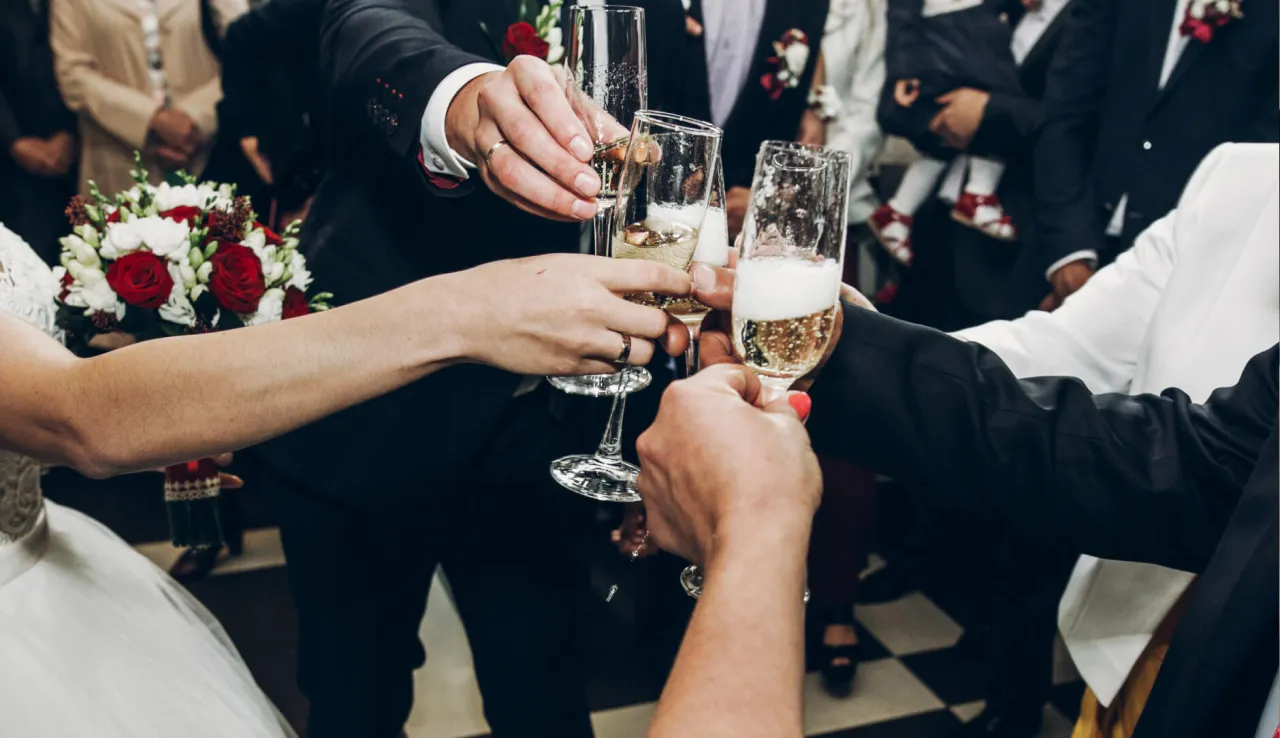 Ile wina na wesele? Kalkulator i porady, by niczego nie zabrakło!