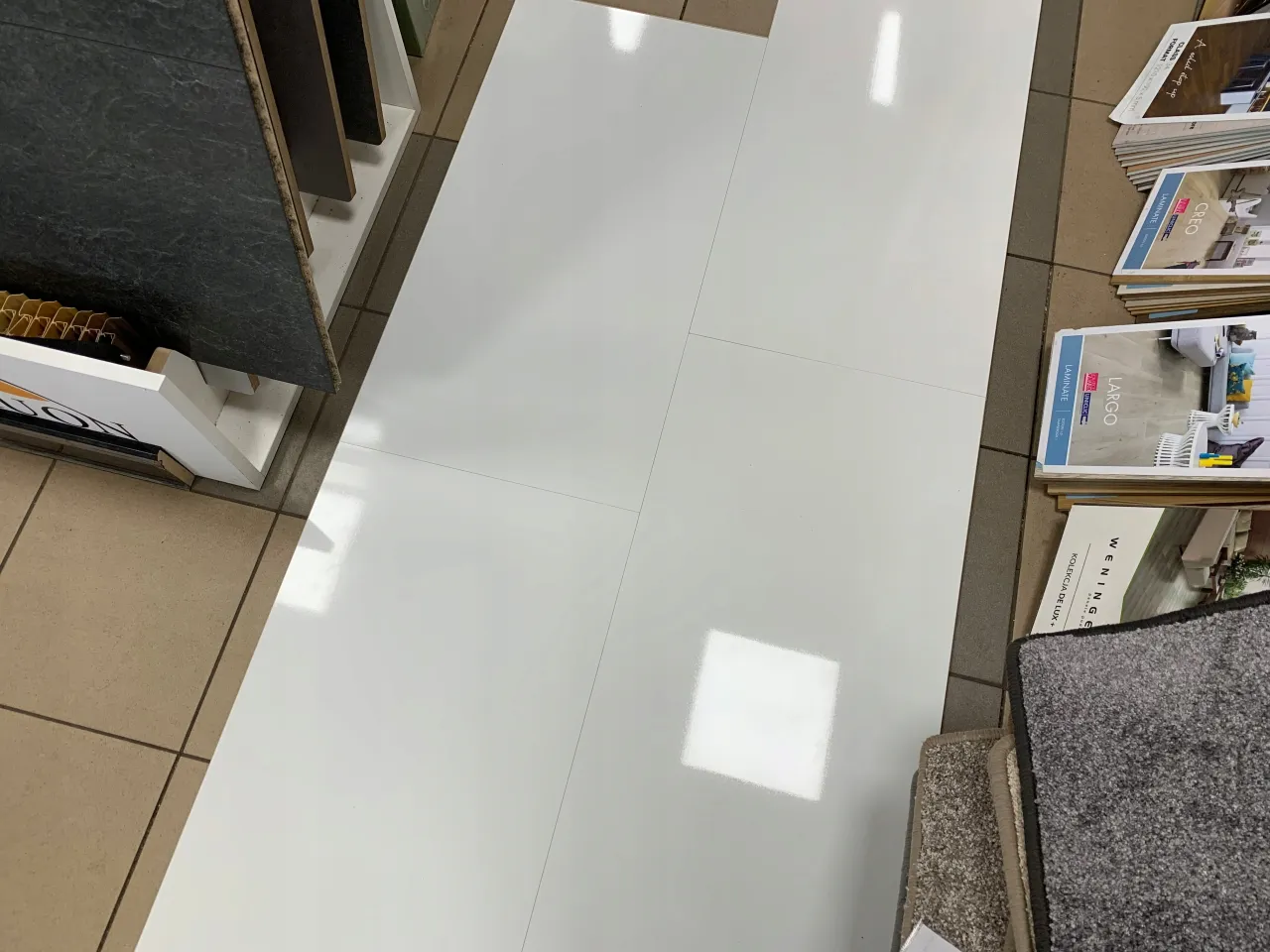 Panele sufitowe białe: Jakie panele winylowe biały połysk wybrać?