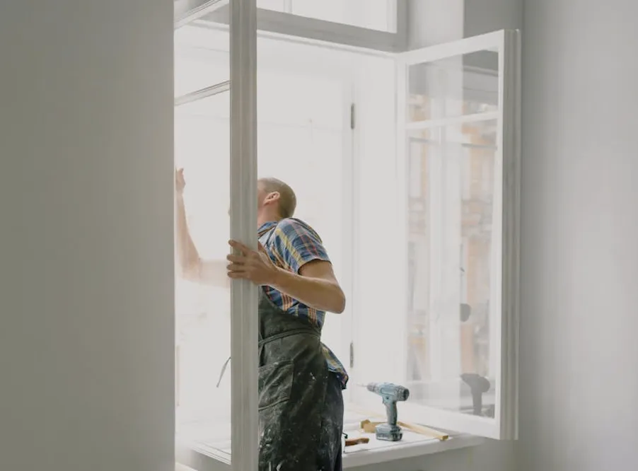 Montaż okien i drzwi zewnętrznych – jaką piankę wybrać i jak poprawnie ją aplikować?