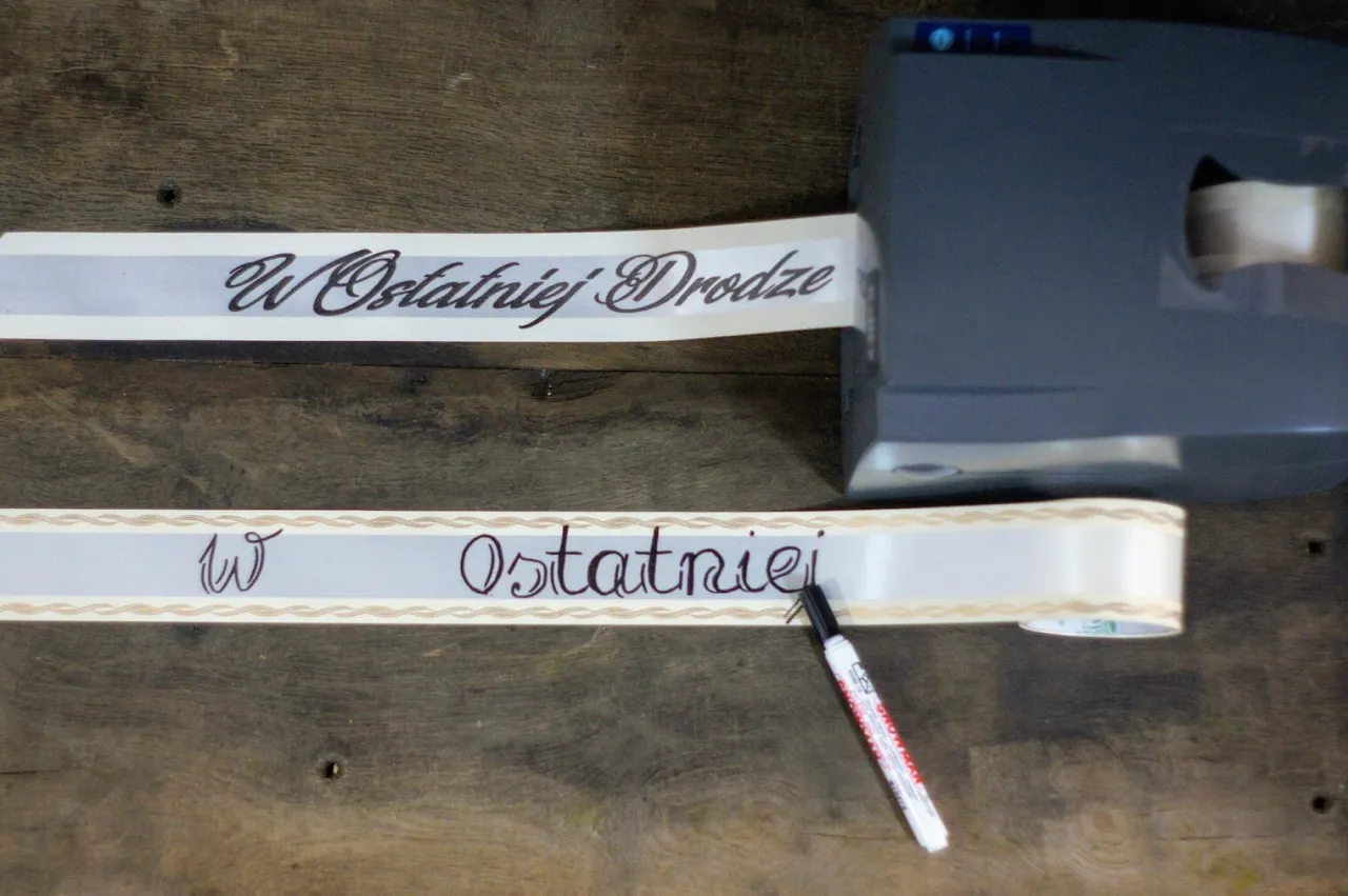 Co napisać na wieńcu? Gotowe napisy na szarfę pogrzebową