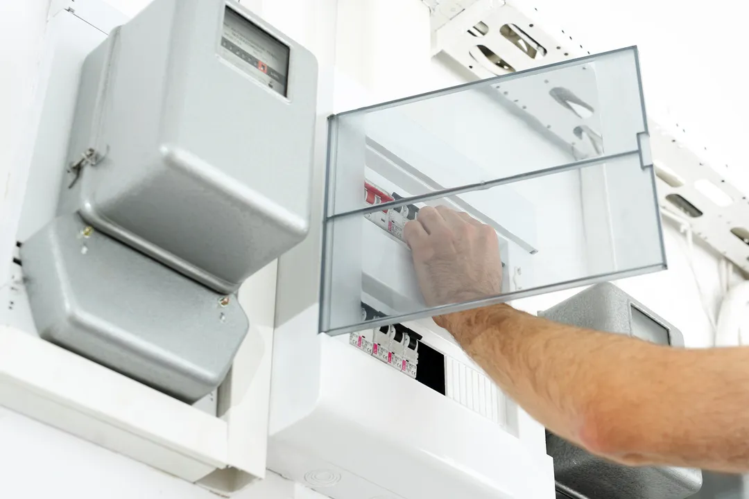 Jak zabudować skrzynkę elektryczną, aby uniknąć nieestetycznego wyglądu?