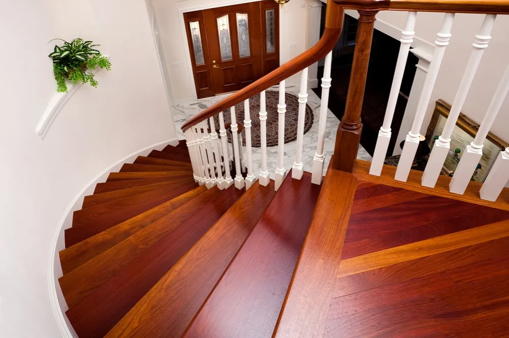 Czym czyścić schody drewniane: 7 skutecznych metod pielęgnacji